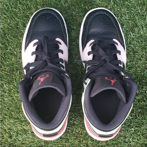 Jordan 1 Mid in great condition. Outsoles glow in dark. Size 5.5Y/7 in women’s. - Picture 5 of 6